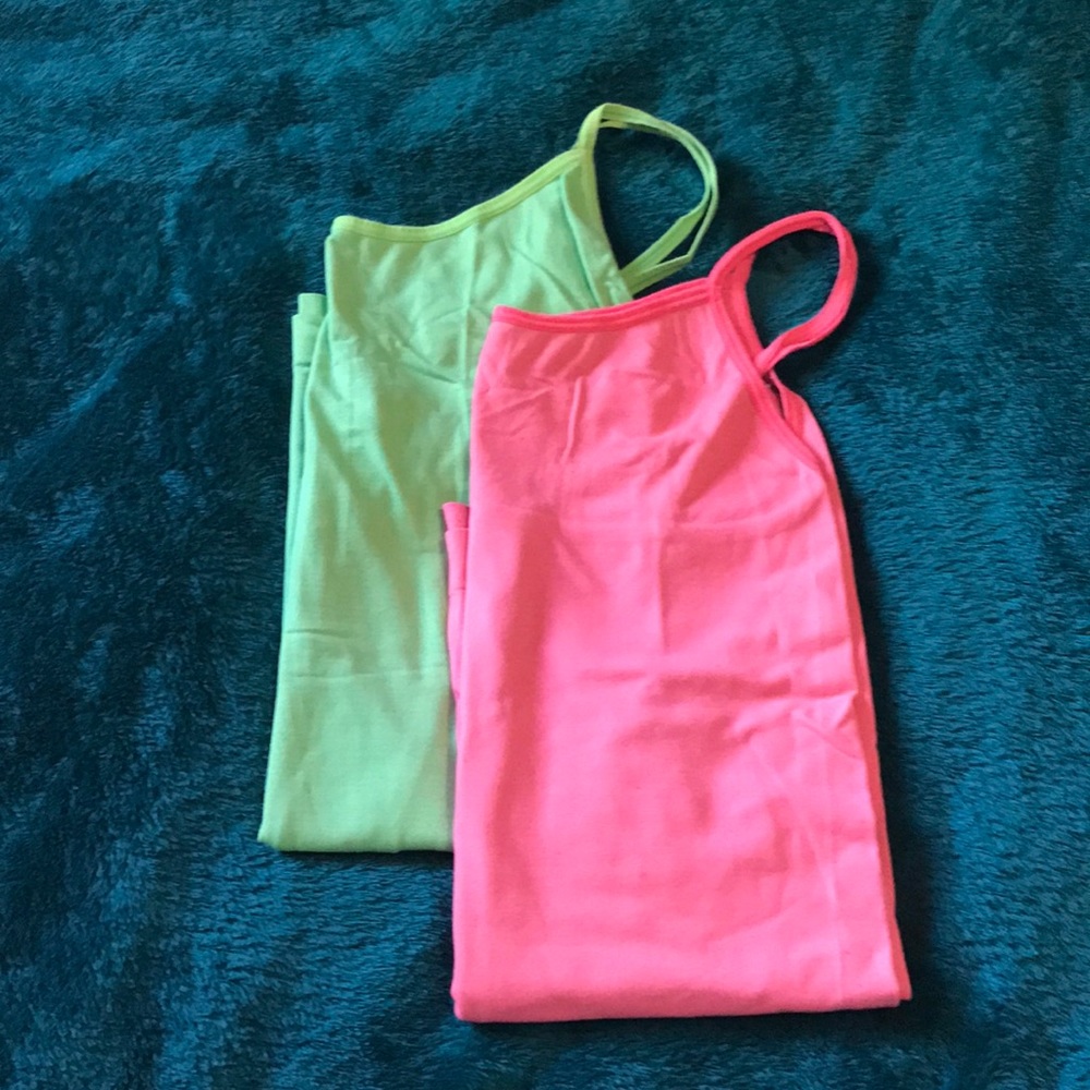 Free item✨ 2 spandex camisole tanks